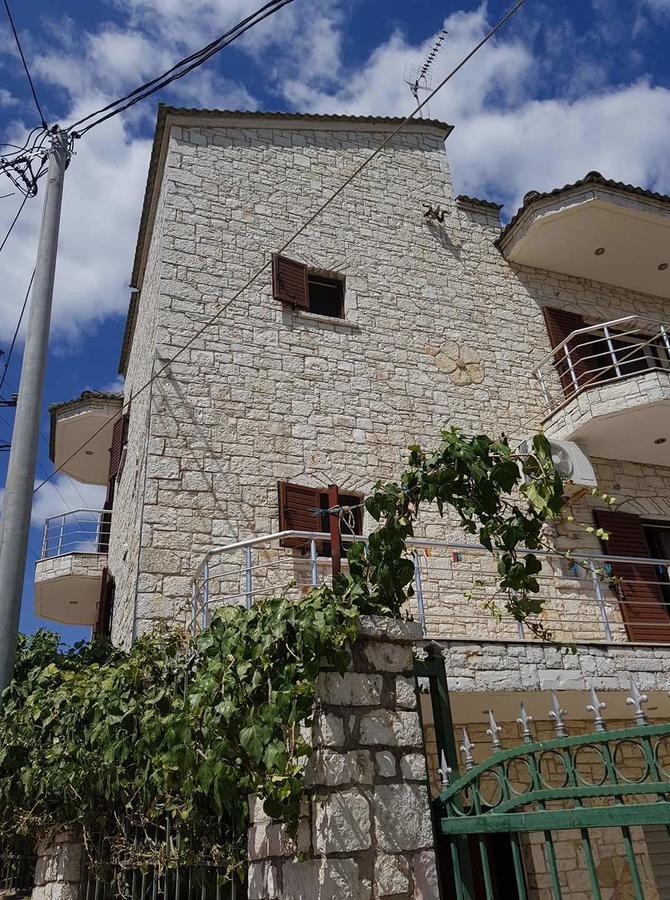 Отель Eglent'S Tourist House Саранда Экстерьер фото
